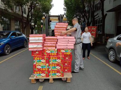 月圆中秋，人圆月下