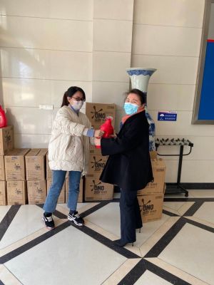 三八妇女节，公司为全体女职工发放福利