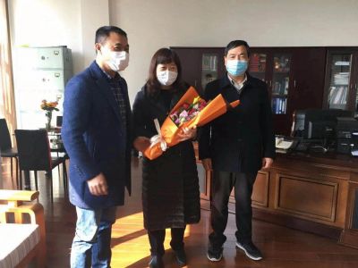 鲜花赠劳模，关爱暖人心