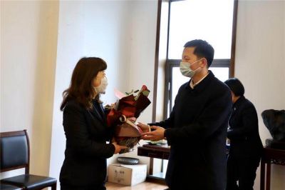 区委副书记、政法委书记王剑锋莅临我司，看望全国劳模及三八红旗手获得者施文美