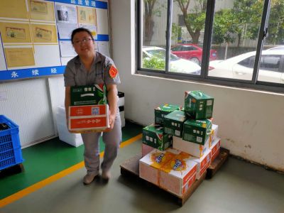 “炎炎夏日送清凉，滴滴关怀暖人心” --公司开展“夏日送清凉”活动