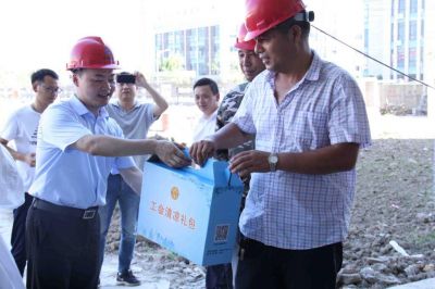 捧一份“清凉”，送一份“爱心”--市总工会副主席杨少章、市发改委副主任李红英莅临太平在建新厂区慰问一线工人